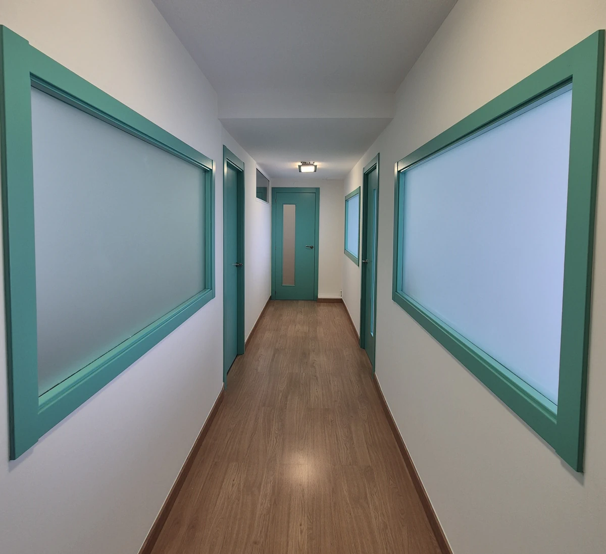 Pintura de pasillo en clínica dental