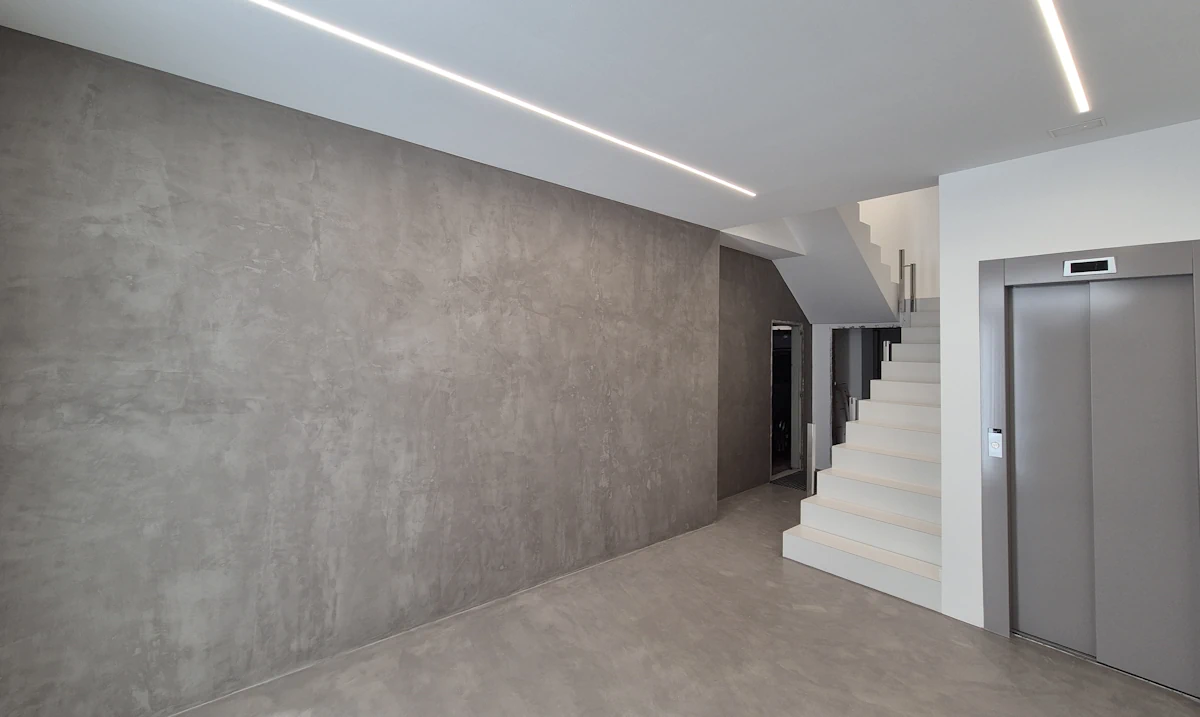 Aplicación de microcemento en suelo y pared