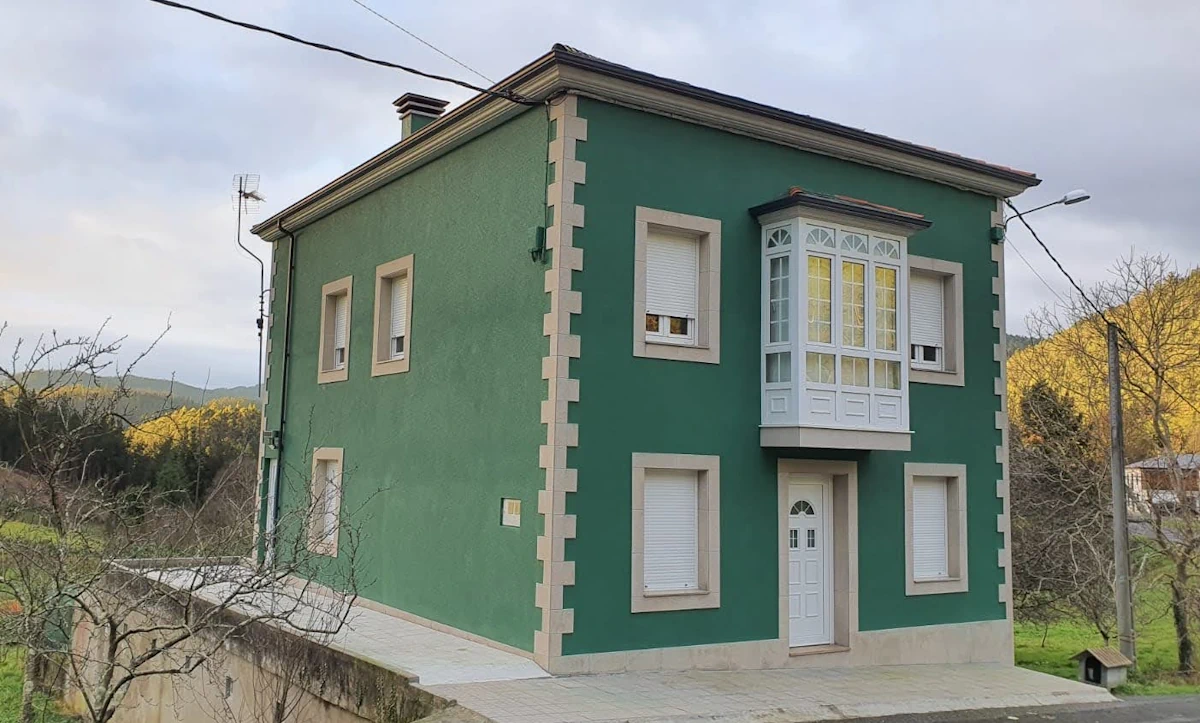 Casa con revestimiento de corcho proyectado